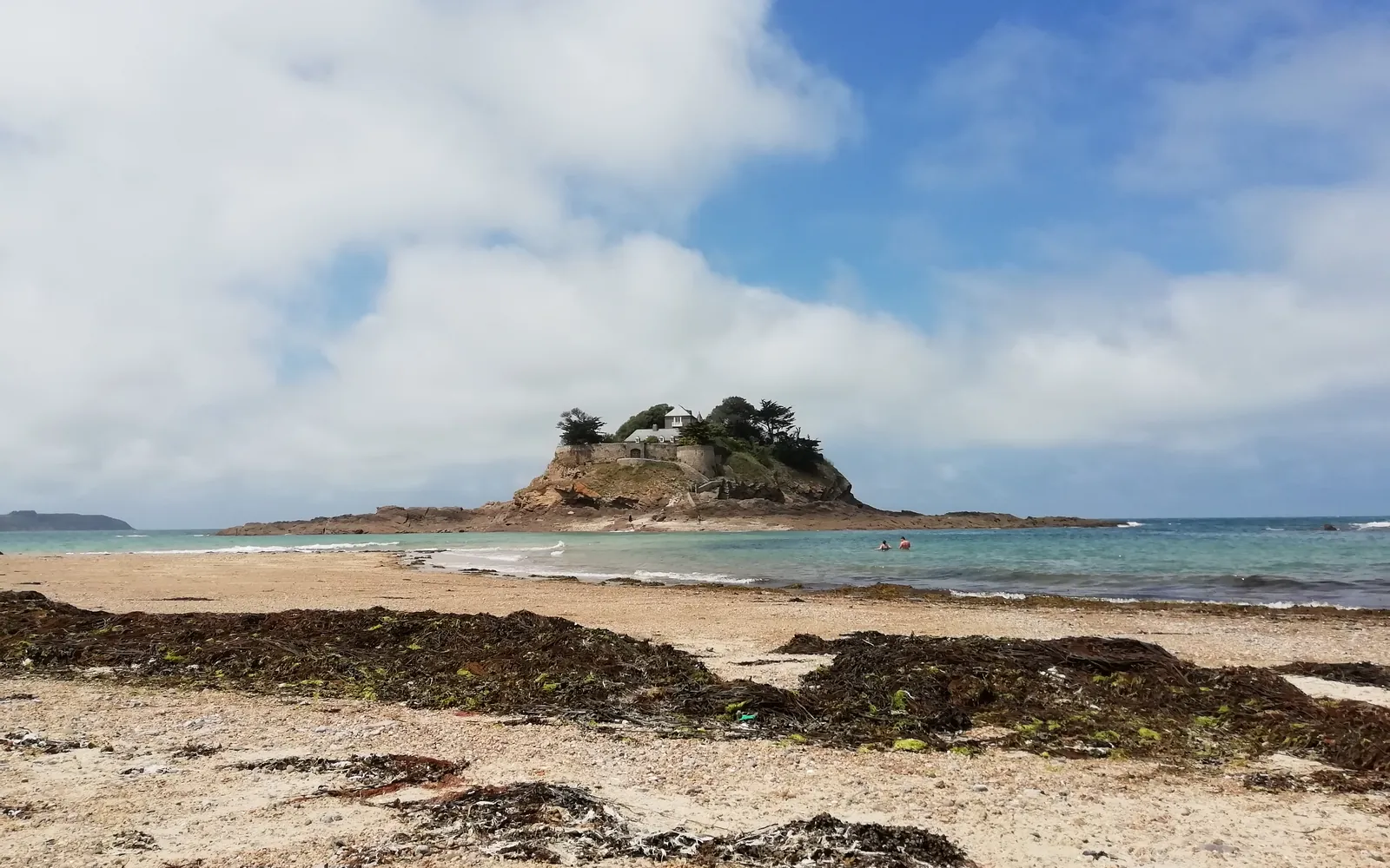 Photo : ManoSolo13241324, CC BY-SA 4.0, via Wikimedia Commons Îlot et fort du Guesclin vus depuis la plage à Saint-Coulomb