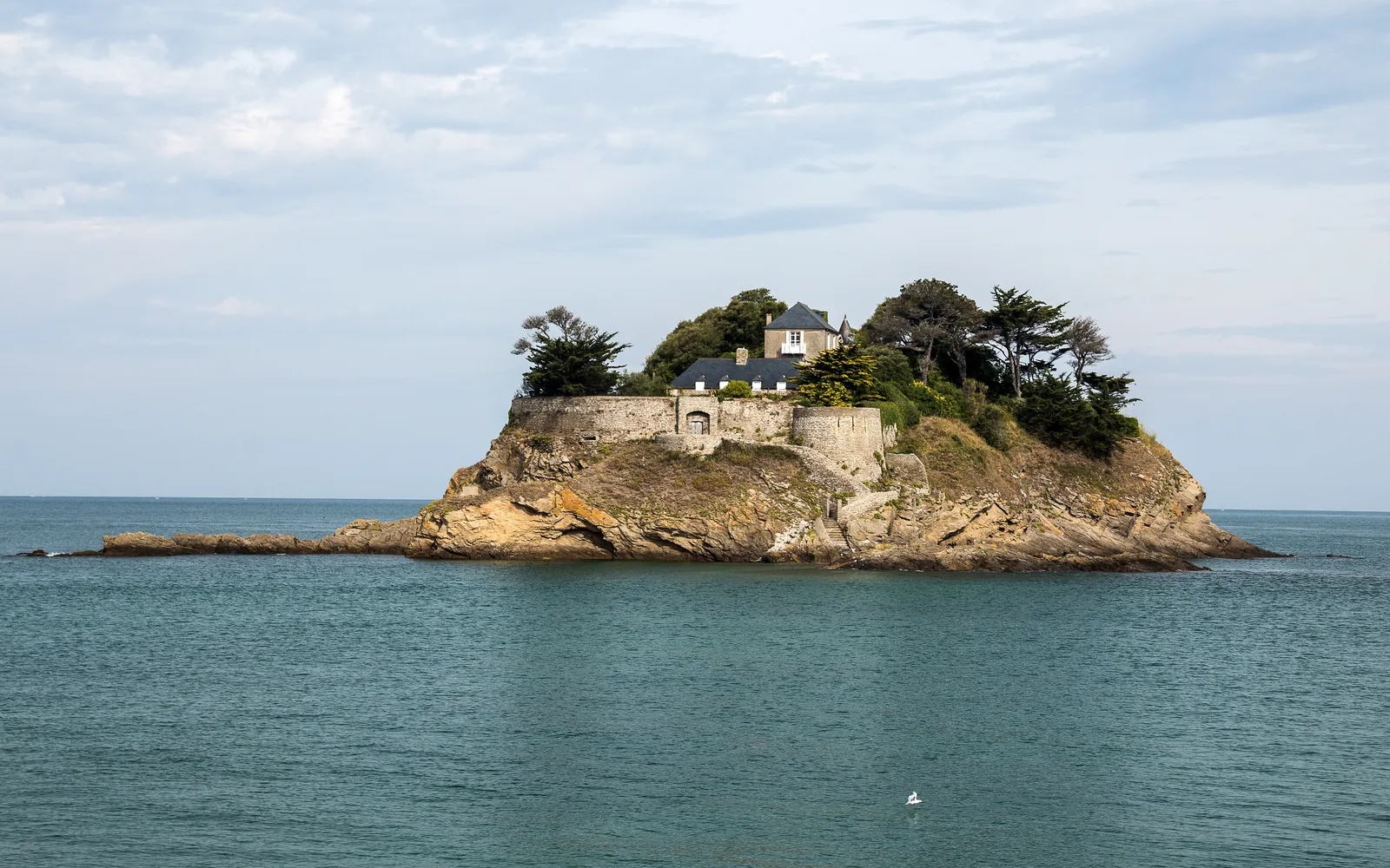 Photo : Christian Duprez, CC BY-SA 4.0, via Wikimedia Commons Vue rapprochée du fort du Guesclin depuis la côte de Saint-Coulomb