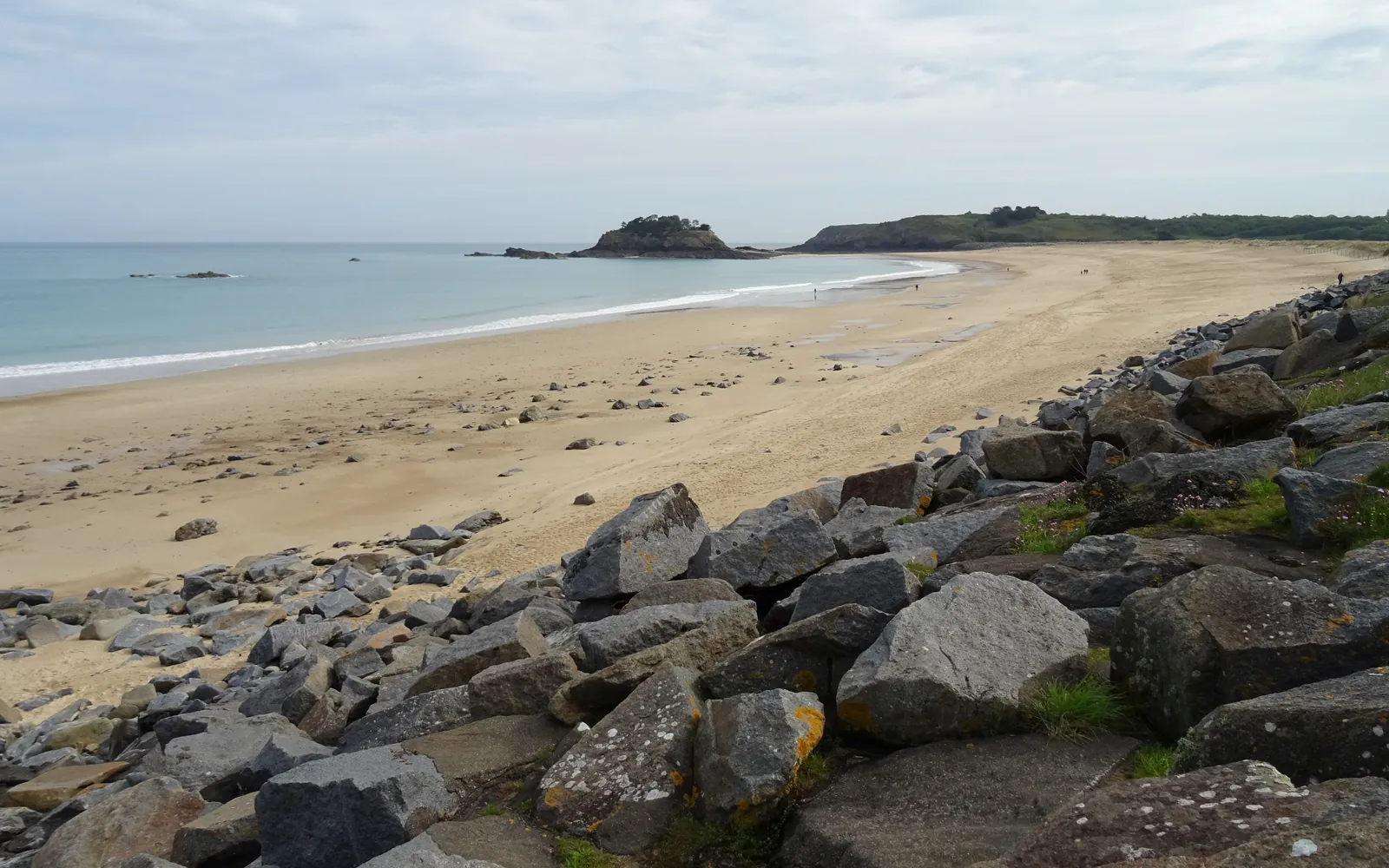 Photo : Sjaak Kempe, CC BY 2.0, via Wikimedia Commons Plage du Guesclin à Saint-Coulomb, lieu de l’encas gourmand face à la mer