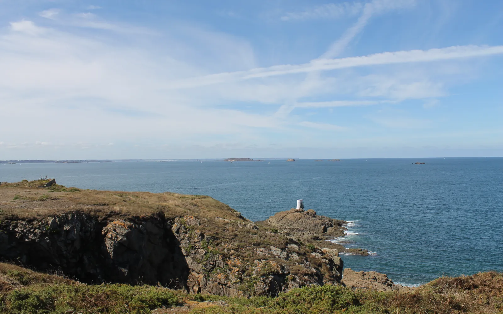 Photo : Kev22, CC BY-SA 4.0, via Wikimedia Commons Côte rocheuse et balise maritime à la Pointe de la Varde, départ de la balade côtière