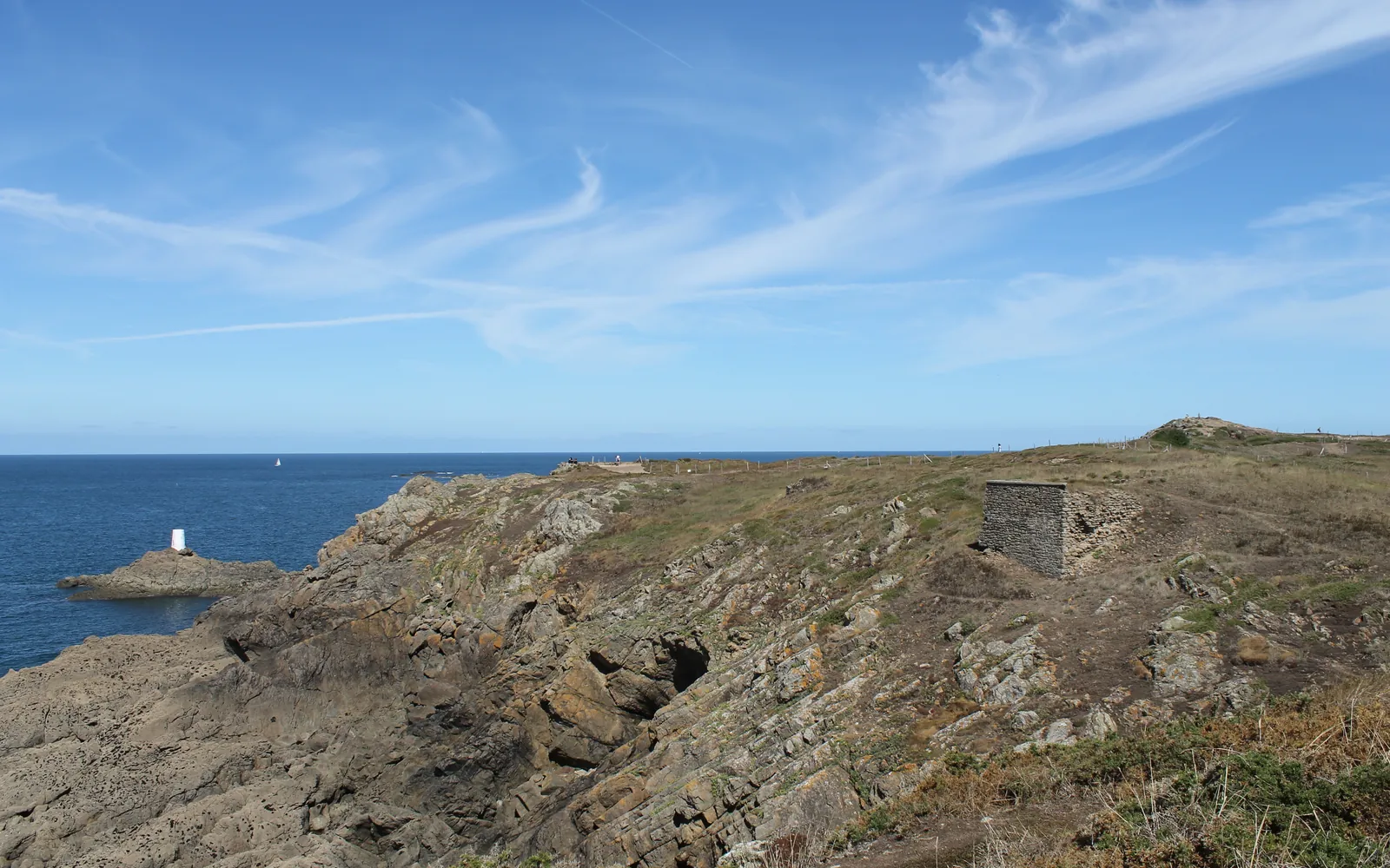 Photo : Kev22, CC BY-SA 4.0, via Wikimedia Commons Panorama rocheux de la Pointe de la Varde à Saint-Malo, lieu emblématique du circuit
