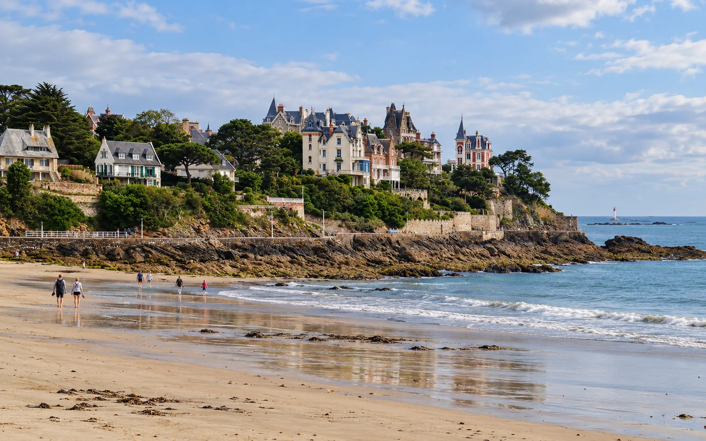 Image générée par IA : la plage de l’Écluse et les villas de Dinard