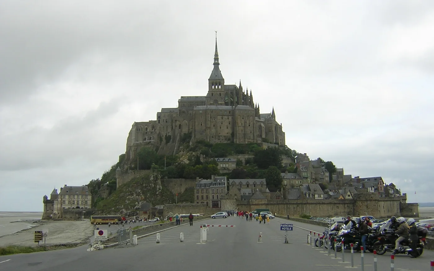 Excursion VTC Rennes Mont-Saint-Michel avec Ladyncar en Tesla Model Y