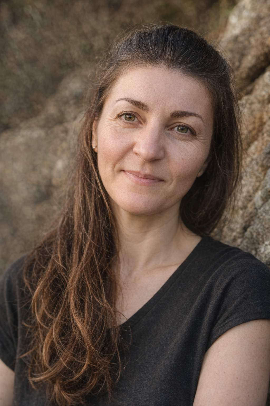 Portrait de Gwenvella, conductrice Ladyncar, pour un service VTC premium en Bretagne