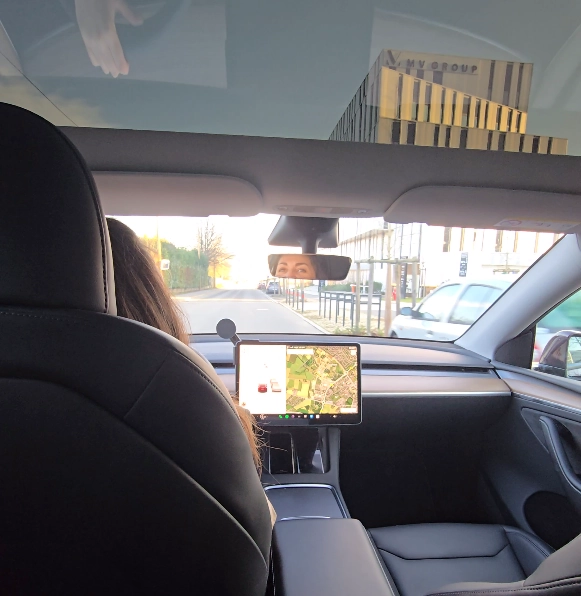 Intérieur Tesla Model Y Ladyncar pour un VTC au quotidien à Rennes, gare et aéroport