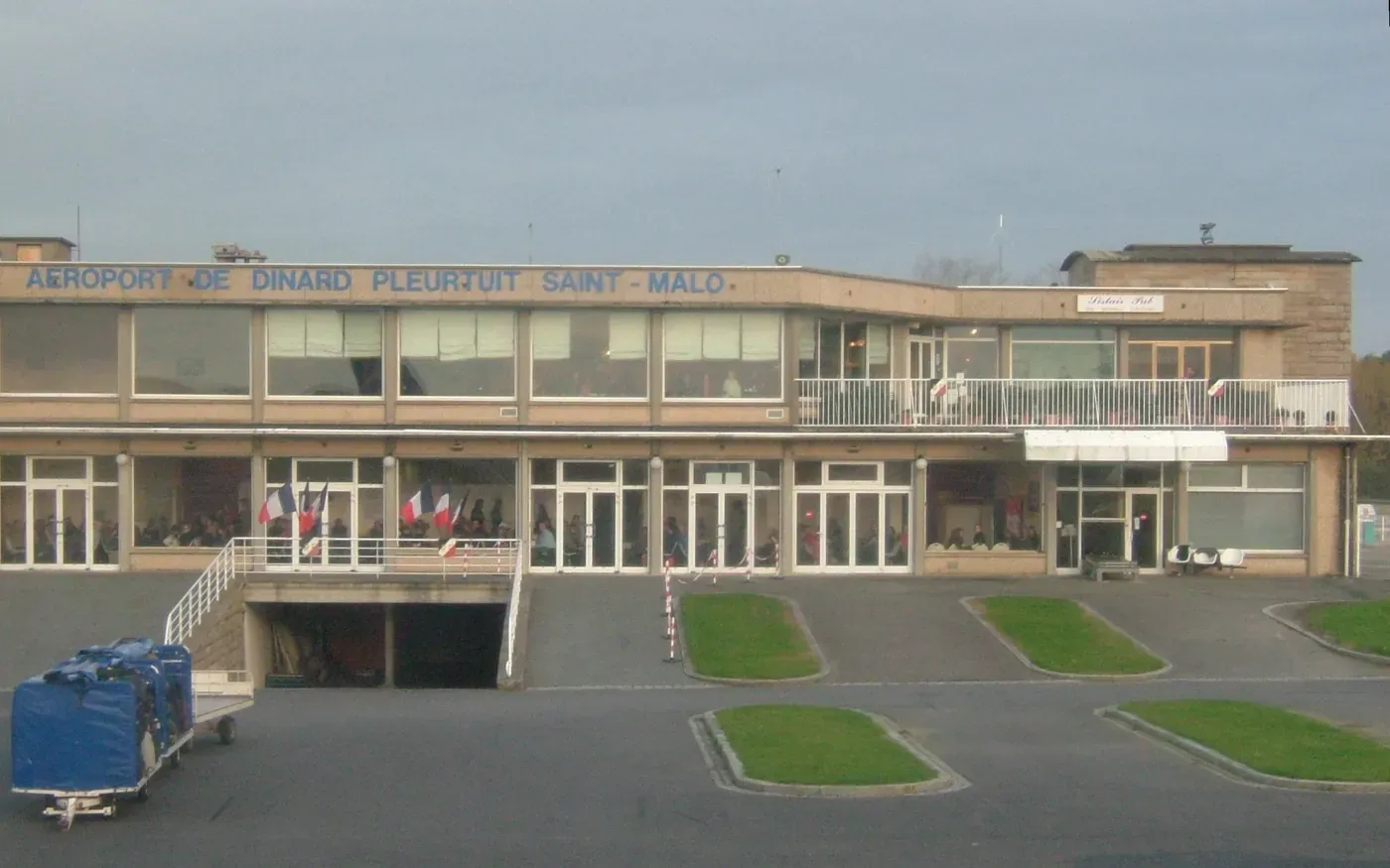 Photo : Steff, CC BY-SA 3.0, via Wikimedia Commons Façade de l’aéroport de Dinard-Pleurtuit-Saint-Malo pour un transfert VTC Ladyncar