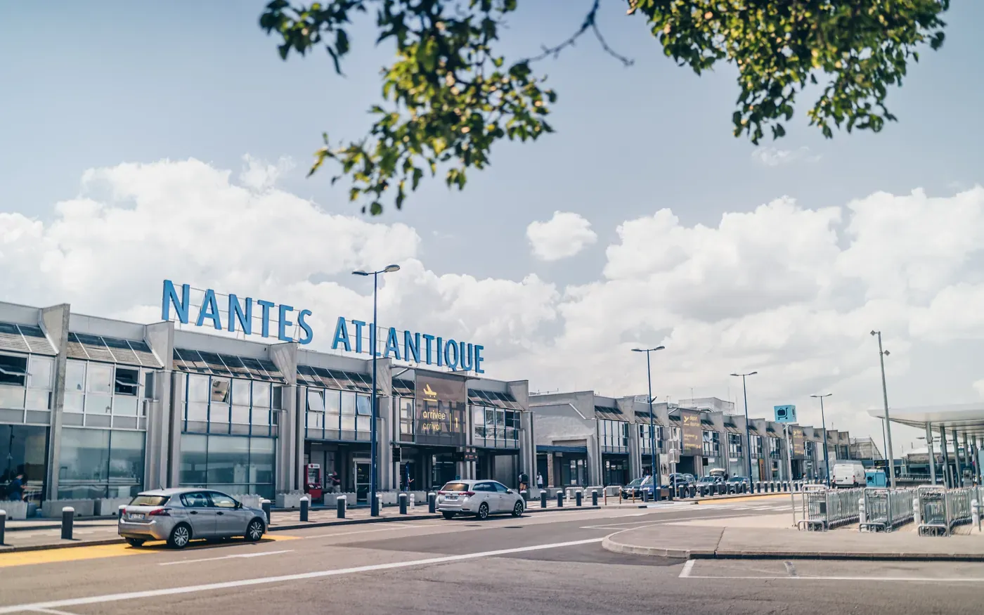 Photo : Bouguenaiscom, CC BY-SA 4.0, via Wikimedia Commons Terminal de l’aéroport de Nantes Atlantique pour un transfert VTC Ladyncar
