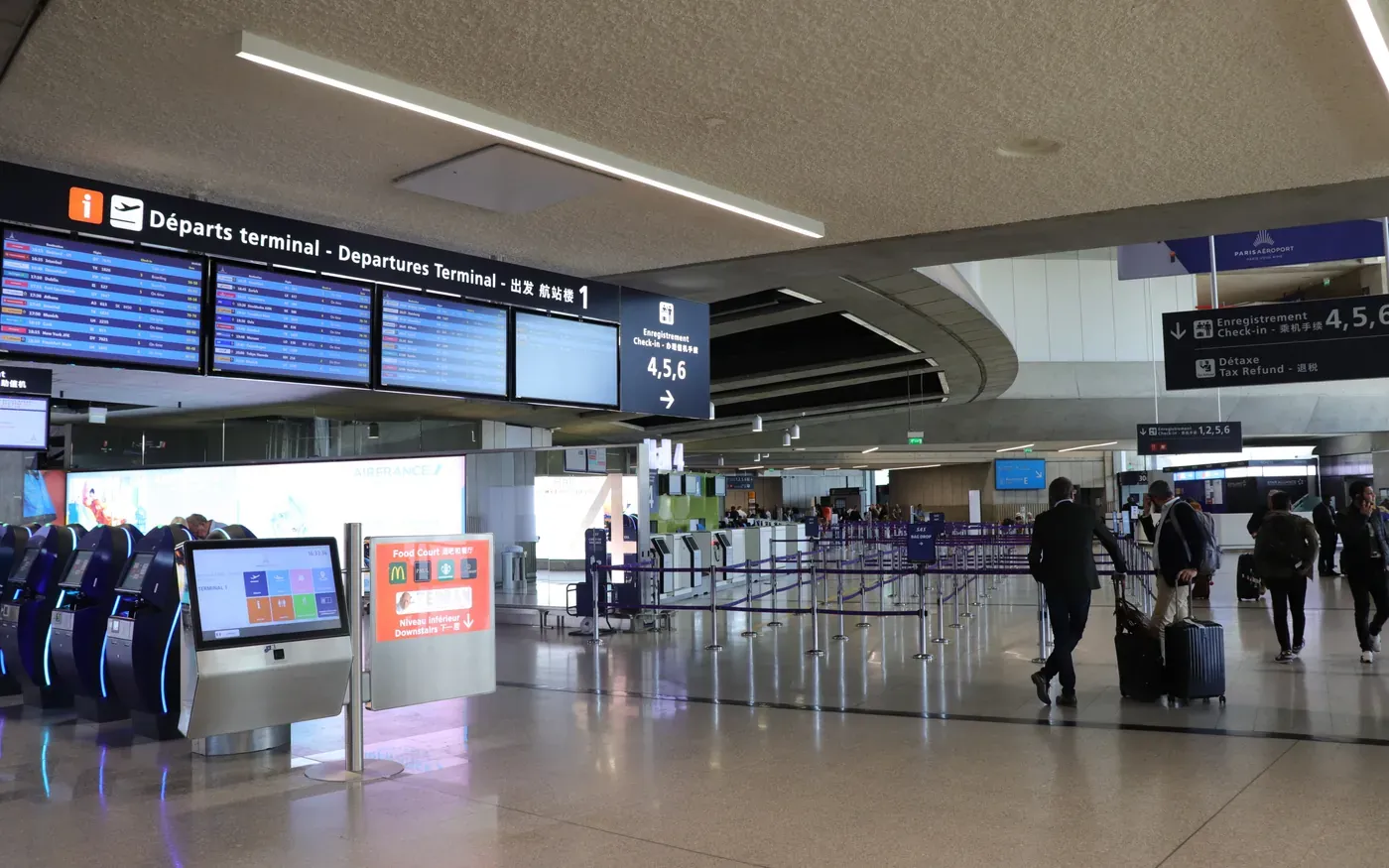Photo : Andrzej Otrębski, CC BY-SA 4.0, via Wikimedia Commons Hall des départs de l’aéroport Roissy-Charles de Gaulle pour un transfert VTC longue distance Ladyncar