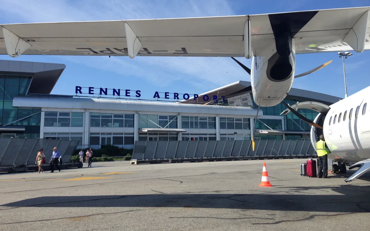 Photo : Strot, CC BY-SA 4.0, via Wikimedia Commons Terminal de l’aéroport de Rennes Saint-Jacques pour un transfert VTC Ladyncar