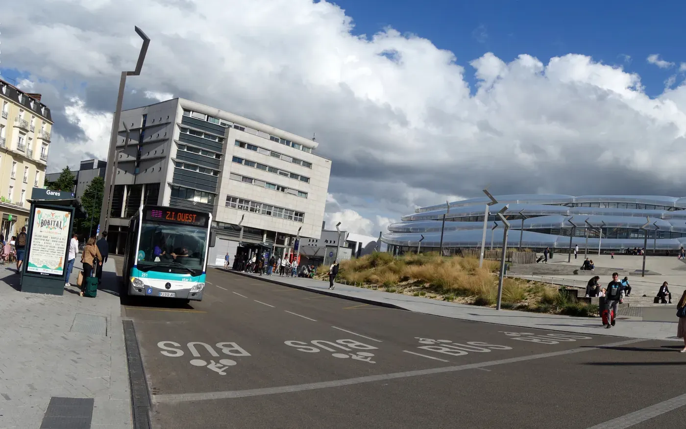 Photo : Erwan Corre, CC BY-SA 4.0, via Wikimedia Commons Façade de la gare de Rennes pour un transfert VTC Ladyncar, départ et arrivée TGV