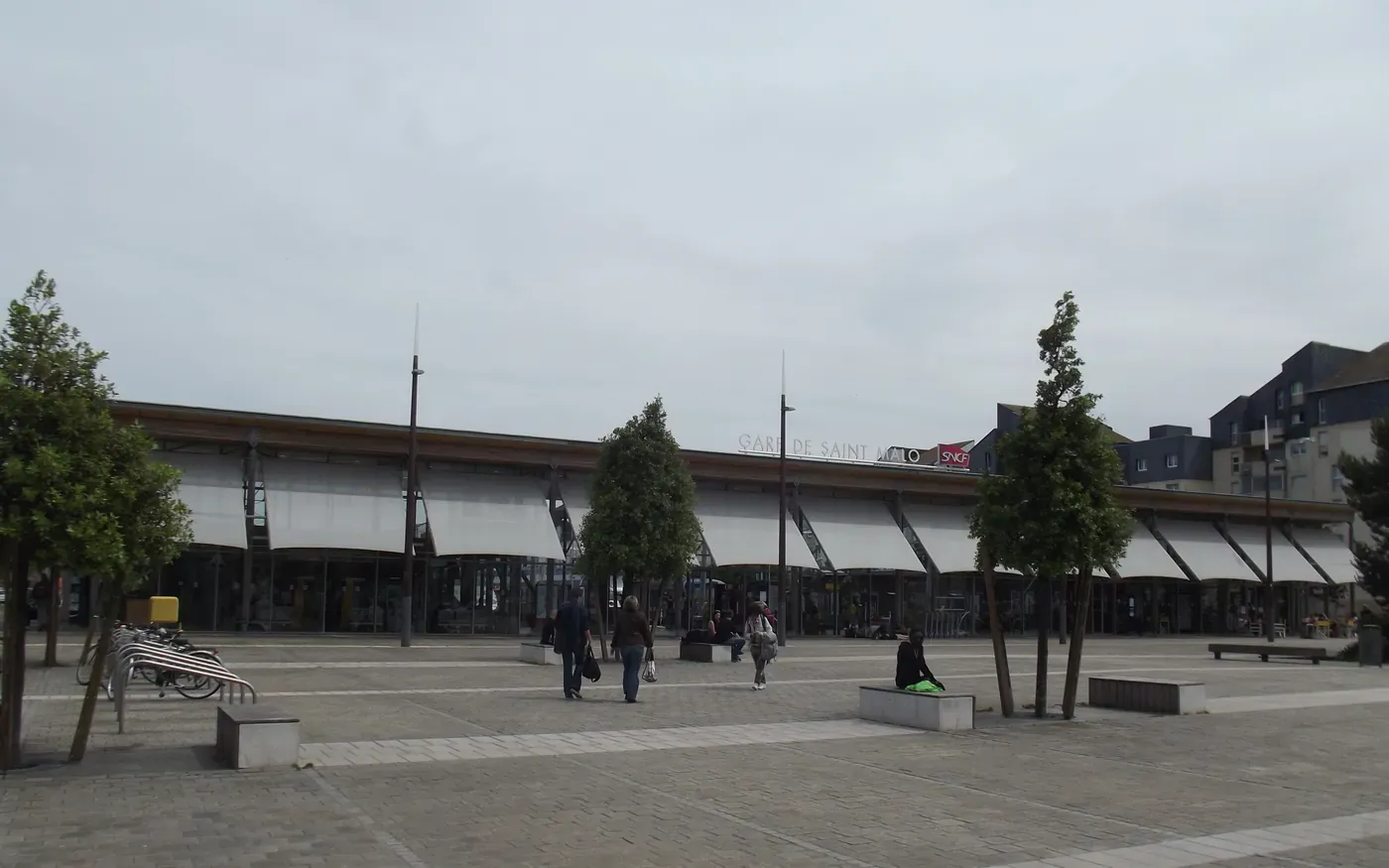 Photo : Smiley.toerist, CC BY-SA 3.0, via Wikimedia Commons Façade de la gare de Saint-Malo pour un transfert VTC Ladyncar vers la gare et le port